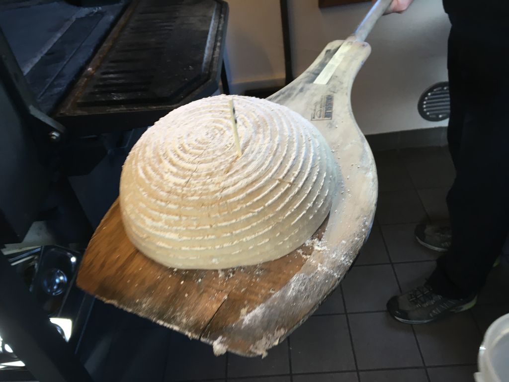 Ein Brot auf dem Brotschieber