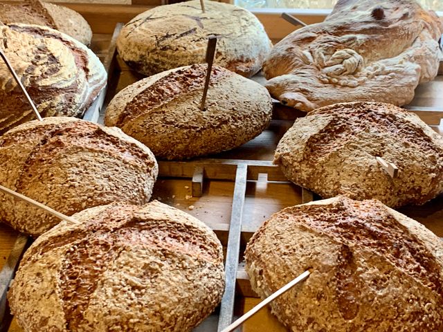 Viele runde Brote, die im Backhaus gebacken wurden