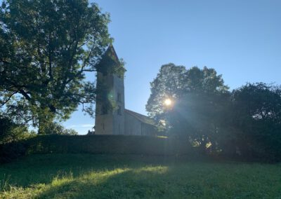Alte Kirche Burgfelden im Sonnenaufgang